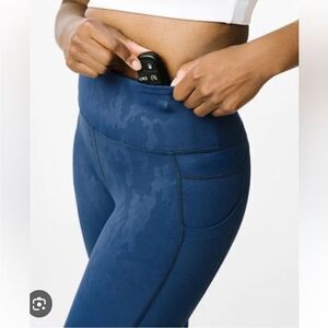 EXCELLENT CONDITION ZYIA ACTIVE SIZE 6-8 BLUE CAMO LIGHT N TIGHT HI-RISE LEGGING